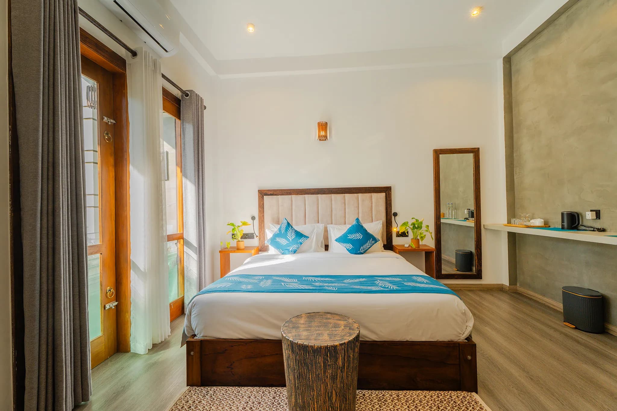King bed with palm-print cushions