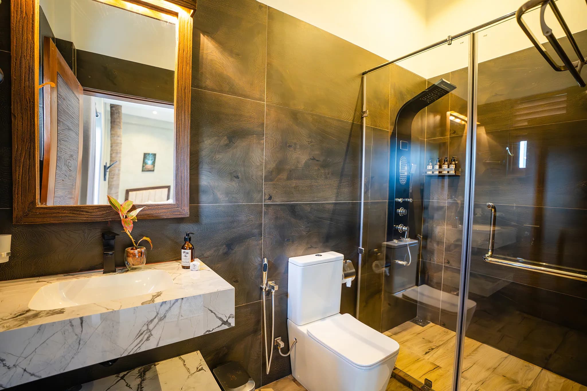 Marble-basin bathroom with dark tiles