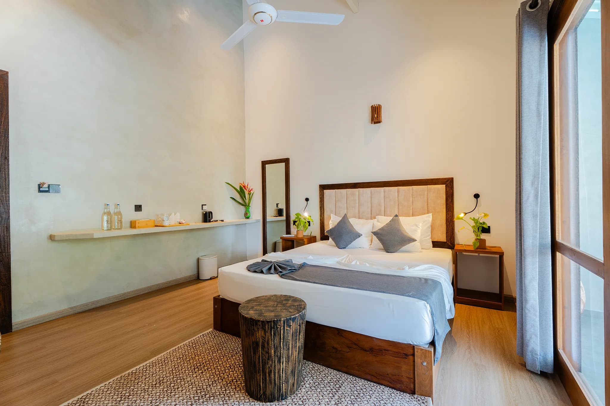 Bed and concrete wall shelf in a king room