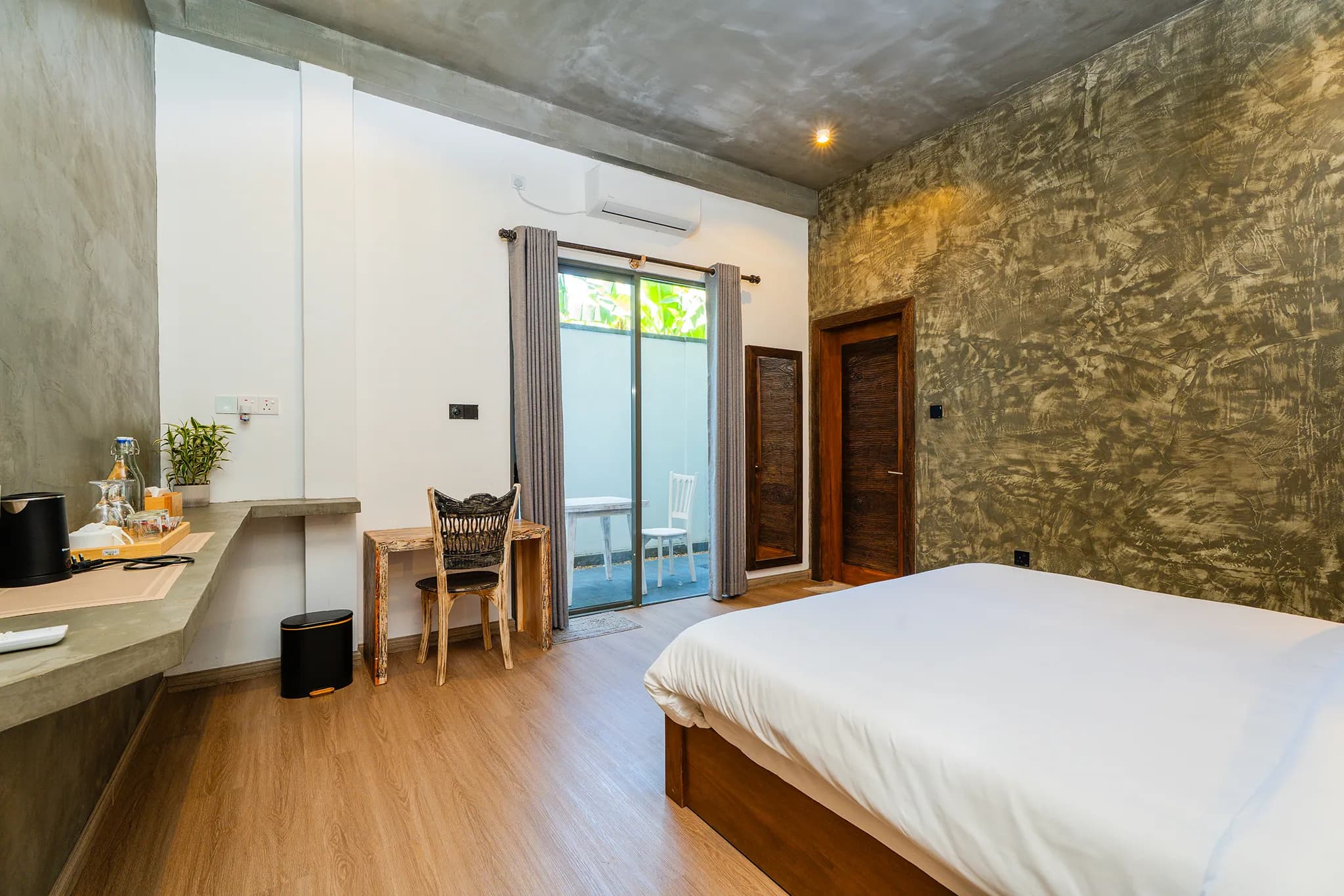 Desk and timber doors in a king room