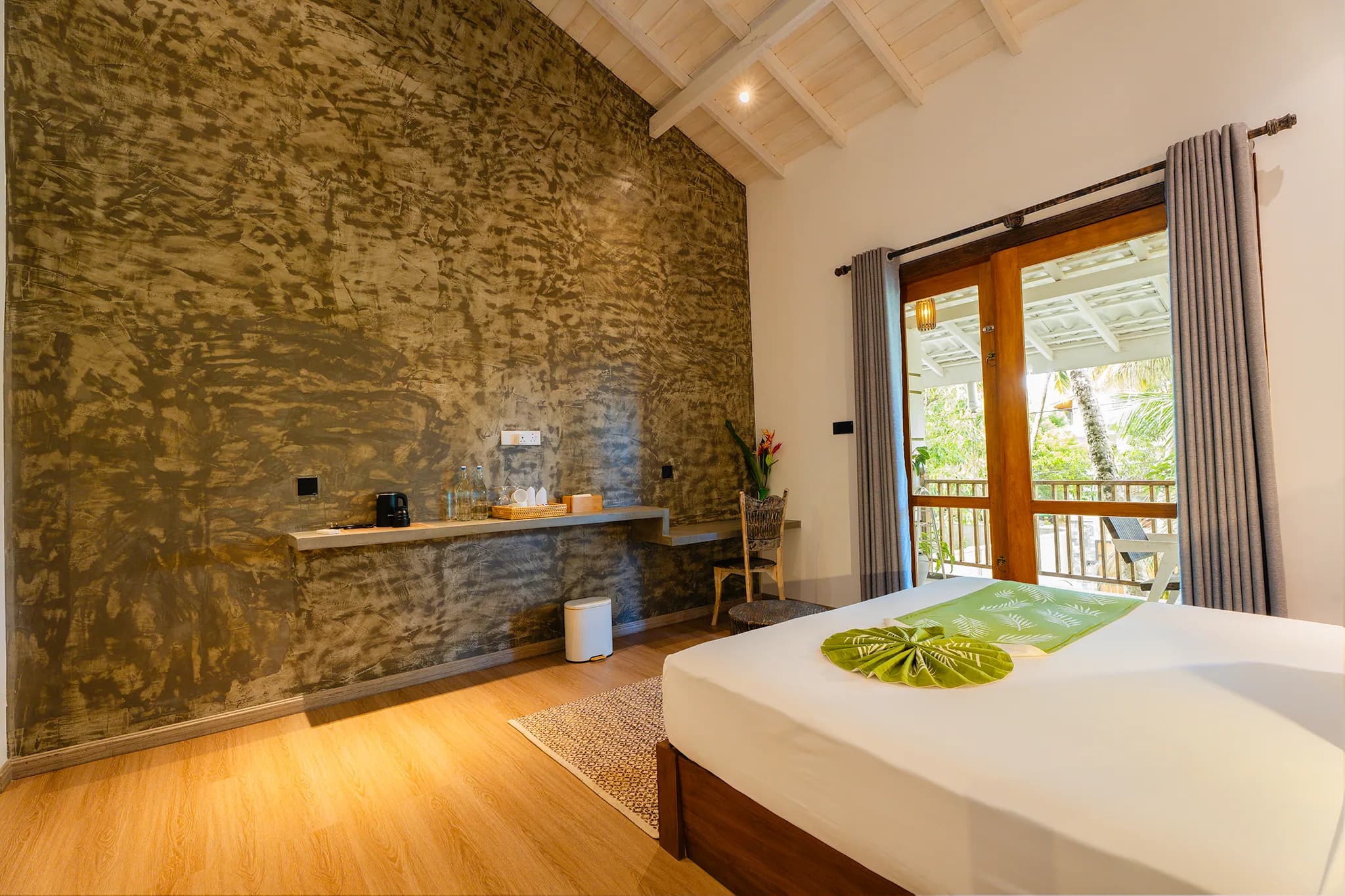 Stone feature wall and shelf in a superior king room